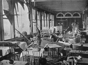 Interiøret af Grand Hotel, der viser skaden forårsaget af bombardementet, 1914 af Unbekannt