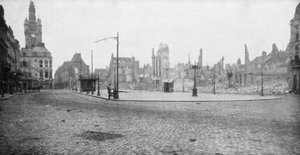 Ruinerne og klokketårnet i Douai, Frankrig, 1918 af Unbekannt