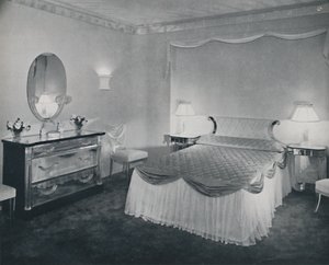 Plexiglasets livlige kvaliteter bruges med fordel i dette soveværelse, 1942. af Unbekannt