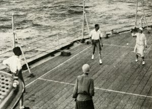 Deres Majestæter, i et spil med dæk på dæk af H.M.S. Berømt, 1927, 1937. af Unbekannt