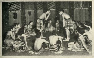 Disse maoribørn på Native School, Whakarewarewa, spiller et håndspil, c1948. af Unbekannt