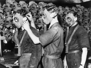 Tre mænd iført gasmasker, ca 1930