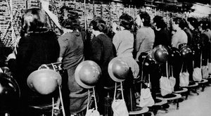 At sidde der og fortsætte, som om der ikke skete noget udenfor var ikke let, 1941 1942 af Unbekannt