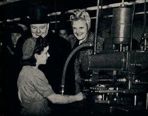Rundvisning i en våbenfabrik, 1940