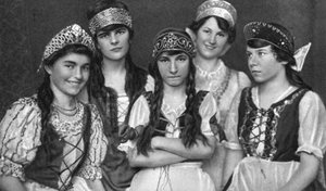 Traditionelle kostumer båret af ungarske kvinder, Ungarn, 1922 af Unbekannt