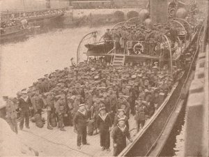 Tropper om bord på en kanaltransport, c1915 1928 af Unbekannt