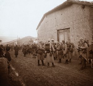 Tropper med pakker på ryggen, Somme, Nordfrankrig, c1914-c1918 af Unbekannt