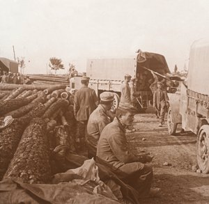 Lastbiler på Voie Sacrée, Verdun, Nordfrankrig, c1914-c1918. af Unbekannt