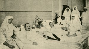 Tsarina Alexandra plejede sårede soldater, 1914, c1920. af Unbekannt