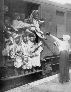 Tyrkiske riffelskytter på vej til fronten med tog, 1914 af Unbekannt