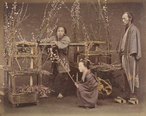 [To japanske mænd og en japansk kvinde poserer med blomstrende grene], 1870