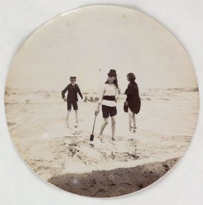 "To piger og en dreng padler i havet", vers les annees 1890 af Unbekannt