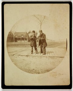 "To mænd på en strandpromenade", vers 1890 af Unbekannt