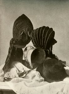 To silkecalashes, ridehue, Quaker-hjelm, hat, handsker og nederdel, c1700-tallet, 1937. af Unbekannt