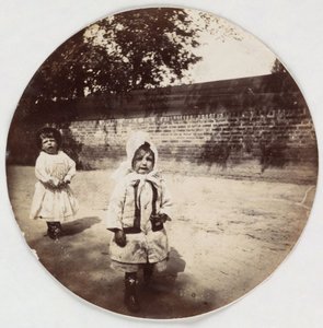 "To små børn går langs en mur", vers les annees 1890 af Unbekannt