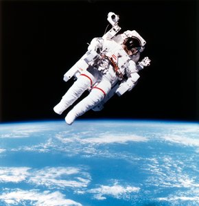 Den amerikanske astronaut Bruce McCandless rumvandring, 1984 af Unbekannt