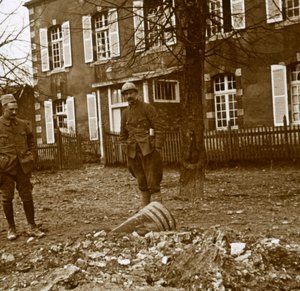 Ueksploderet 380 granat, Verdun, Nordfrankrig, c1914-c1918 af Unbekannt