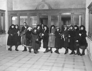USA: ca. 1926 En gruppe kvinder står ved 