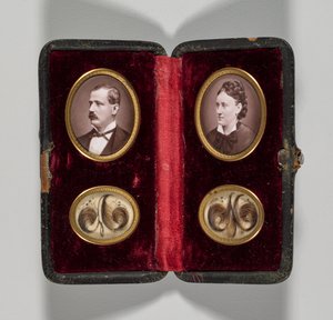 Uden titel Etui med portrætter af mand og kvinde og hårpynt, ca. 1870
