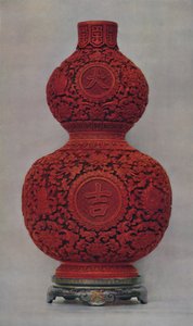 Vase af udskåret rød lak på olivengrøn bund med stativ af flad lak, 1928 af Unbekannt