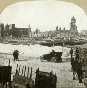 Udsigt fra Moulder School distributionsstation, viser tonsvis af mel på fortovet, 1906. af Unbekannt