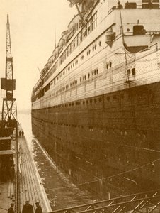 Udsigt over styrbords side af Majestic, da hun kom ind i den flydende tørdok, c1930. af Unbekannt