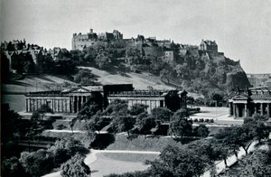 Udsigt over National Gallery of Scotland og Edinburgh Castle, c1945 af Unbekannt