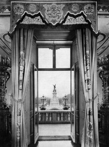 Udsigt over Victoria-monumentet inde fra Buckingham Palace, London, 1935 af Unbekannt