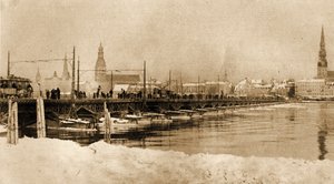 Udsigt over den flydende bro over Dwina, Riga, Letland. 1915 (foto) af Unbekannt