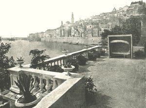 Udsigt over byen fra bugten, Menton, Frankrig, 1895. af Unbekannt