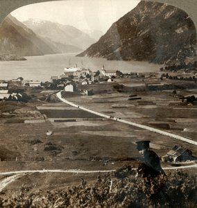 Landsbytage og solrige marker i Odde, N. op ad den smalle bjergomgivne Sorfjord, Norge, 1905. af Unbekannt
