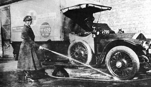 Frivillig engelsk kvindelig chauffør skyller sin ambulance ned, Cambridge, Første Verdenskrig, 1915 af Unbekannt