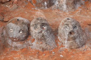 Voodoo-fetich ved indgangen til et kloster. Togoville, Togo af Unbekannt