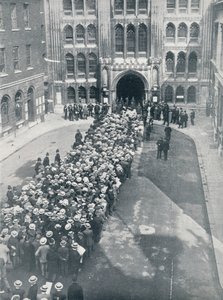 Venter på at komme ind i Guildhall til Mr. Asquiths første store indkaldelse til våbenmøde, 1914 af Unbekannt