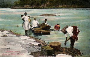 Washerwomen, Charges River, Panama, begyndelsen af det 20. århundrede af Unbekannt