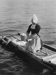 Vask i Zuider Zee, Volendam, Holland, c1934 af Unbekannt