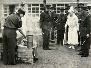 Ser A.T.S. piger på arbejde...Army School of Cookery i Aldershot, c1941, 1951. af Unbekannt