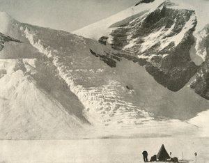 Western Partys lejrer den 28. december under en hængende gletsjer ved katedralens klipper, 1909 af Unbekannt