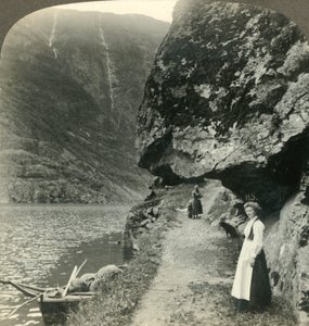 Hvor vejen kryber under de fremspringende klipper ved vandet i Nerofjorden, Norge, c1905. af Unbekannt