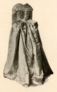 Hvid satin brudekjole båret af Mrs. St. Clair i Philadelphia, 1760, 1937. af Unbekannt