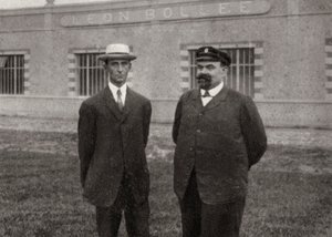 Wilbur Wright, amerikansk flyver, og Leon Bollee, fransk opfinder og bilproducent, 1908 af Unbekannt