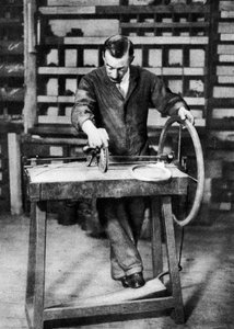 Tråd vikles ind i fjedre til fjederlåse, London, 1926-1927 af Unbekannt