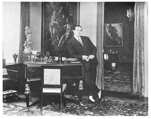 Wolfgang Gurlitt i studiet af hans galleri ved Potsdamer Strasse, Berlin, ca. 1925. af Unbekannt
