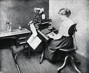 Kvindelig operatør på monotype-tastatur, 1917 af Unbekannt