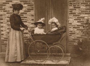 Kvinde og børn i klapvogn, 1937 af Unbekannt