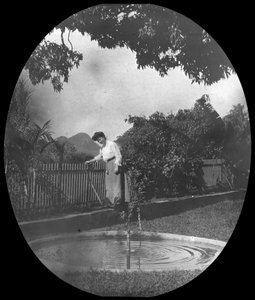 Kvinde ved en dam i en have, Rio de Janeiro, Brasilien, slutningen af det 19. eller begyndelsen af det 20. århundrede af Unbekannt