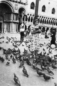 Kvinde omgivet af duer, Markuspladsen, Venedig, Italien, 1938 af Unbekannt
