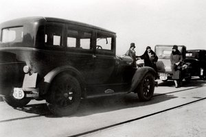 Kvinder og parkerede biler, 1930 af Unbekannt
