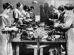 Kvindelige skomagere, der reparerer fodtøj til krigsindsatsen, 1914-1918 1936 af Unbekannt