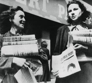 Kvinder, der sælger tyske aviser, tysk-besatte Paris, 19. juli 1940 af Unbekannt